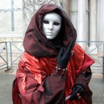 Πώς να κάνετε μια μάσκα με τα χέρια σας για Απόκριες;