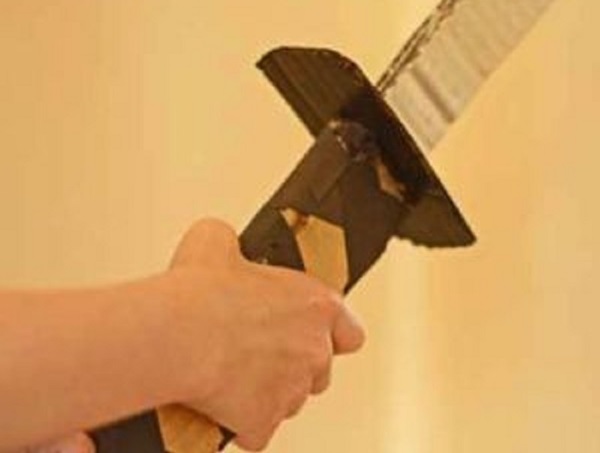 Πώς να φτιάξετε ένα σπαθί από χαρτί με τα χέρια σας
