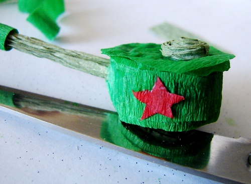 Crafts για τις 9 Μαΐου με τα χέρια τους: μια δεξαμενή χαρτιού