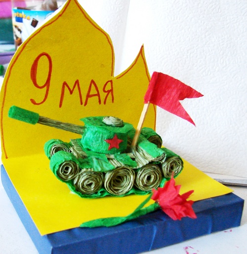 Crafts για τις 9 Μαΐου με τα χέρια τους: μια δεξαμενή χαρτιού
