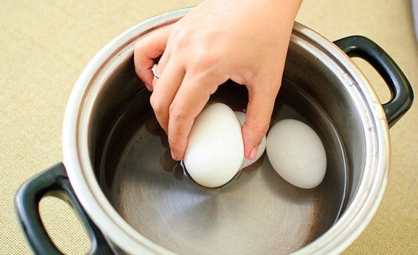 Πώς να διακοσμήσετε τα αυγά για το Πάσχα με τα χέρια σας - ενδιαφέρουσες μάστερ μαθήματα με φωτογραφίες