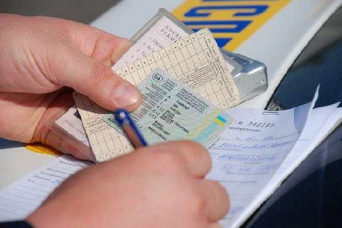 Πώς να μάθετε για τα πρόστιμα της κρατικής επιθεώρησης ασφάλειας κυκλοφορίας για την άδεια οδήγησης στη Σαμάρα