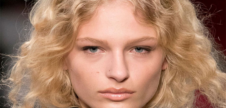 Curly & Chic: πώς να φορέσει μπούκλες αυτό το φθινόπωρο