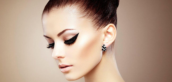 Πώς να σχεδιάσετε τα βέλη μπροστά από το eyeliner