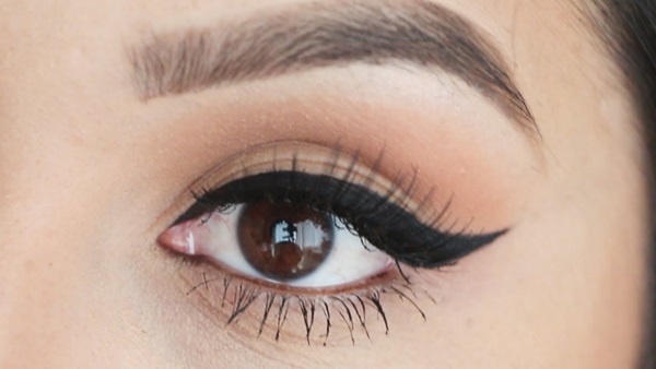 Πώς να σχεδιάσετε τα βέλη μπροστά από το eyeliner