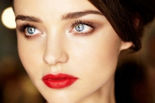 Πώς να σχεδιάσετε τα βέλη μπροστά από το eyeliner