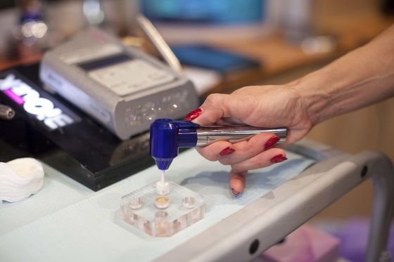 Μόνιμη σύνθεση για την απόκρυψη μελανιών κάτω από τα μάτια