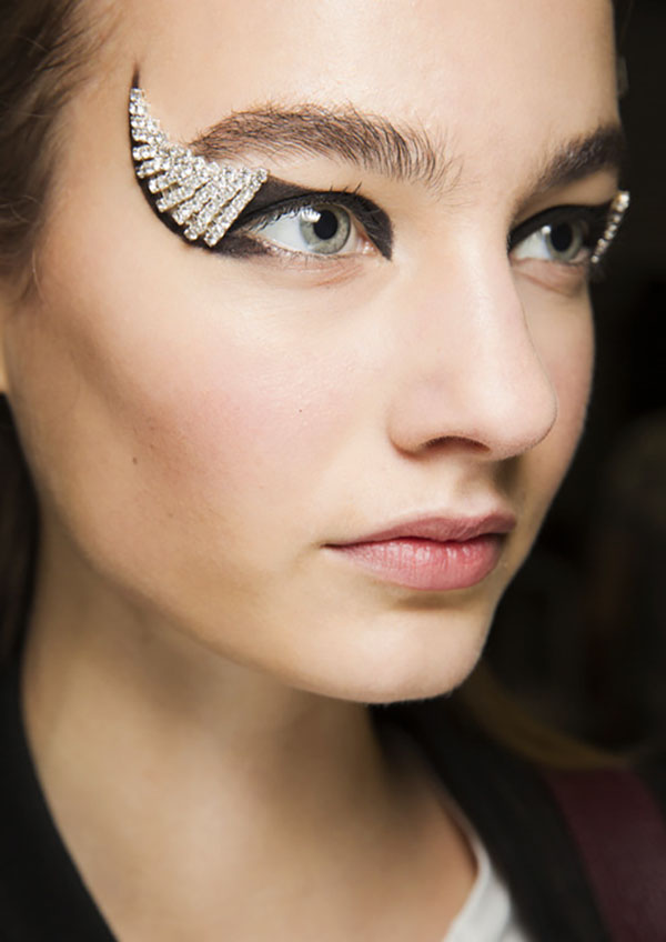 Mascara και μια συλλογή προϊόντων για τέλειο make-up. Τάσεις μακιγιάζ Φθινόπωρο-Χειμώνας 2016