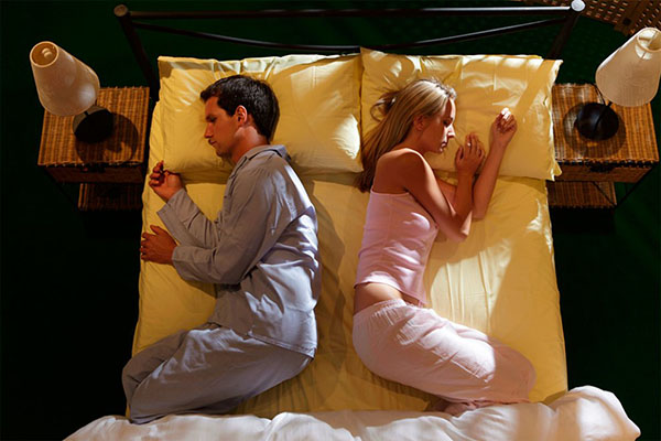 Ύπνος σε ζευγάρια: Προσδιορίστε τη στάση του σώματος σε ένα όνειρο, πώς ένας άνθρωπος σας μεταχειρίζεται