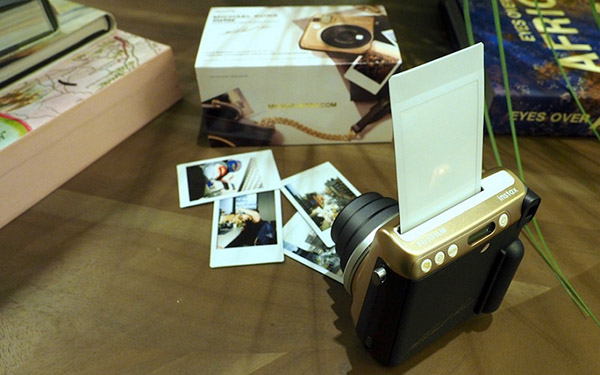 Φωτογραφική μηχανή μόδας: Michael Kors X Fijifilm Instax Mini 70