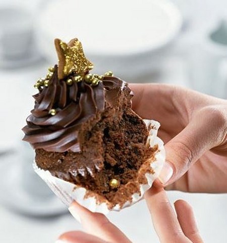 Πώς να κάνετε μια κρέμα για capkake: κρέμα γάλακτος, τυρί και κρέμα γάλακτος συμπυκνωμένο, μια συνταγή με μια φωτογραφία
