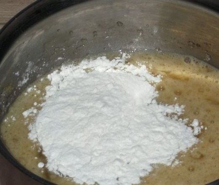 Πώς να κάνετε μια κρέμα για capkake: κρέμα γάλακτος, τυρί και κρέμα γάλακτος συμπυκνωμένο, μια συνταγή με μια φωτογραφία