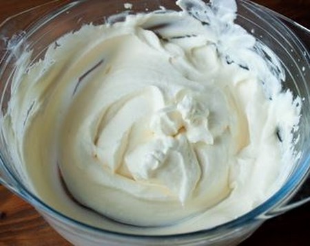 Πώς να κάνετε μια κρέμα για capkake: κρέμα γάλακτος, τυρί και κρέμα γάλακτος συμπυκνωμένο, μια συνταγή με μια φωτογραφία
