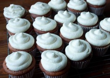 Πώς να κάνετε μια κρέμα για capkake: κρέμα γάλακτος, τυρί και κρέμα γάλακτος συμπυκνωμένο, μια συνταγή με μια φωτογραφία