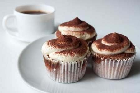 Πώς να κάνετε μια κρέμα για capkake: κρέμα γάλακτος, τυρί και κρέμα γάλακτος συμπυκνωμένο, μια συνταγή με μια φωτογραφία
