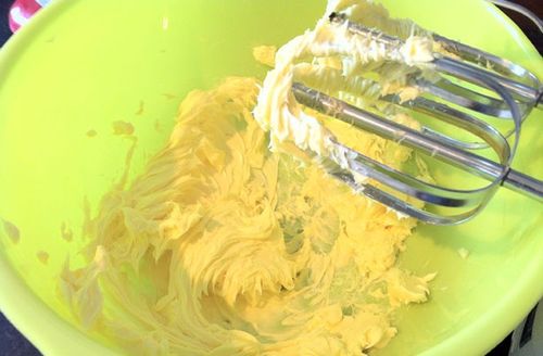 Η συνταγή για ένα νόστιμο και ασυνήθιστο cupcake σε ένα multivark - βήμα προς βήμα με τη φωτογραφία