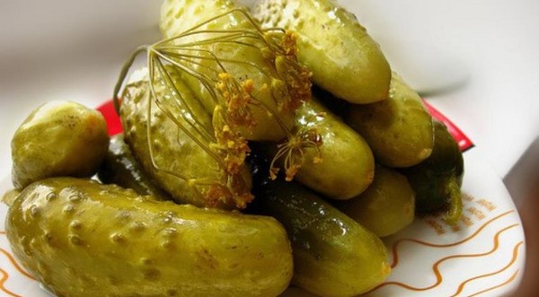 Αγγούρια κρύο τρόπο κάτω από το καπάκι νάιλον και μέταλλο. Κρασιά αγγούρια με κρύο τρόπο για το χειμώνα: με μουστάρδα, βότκα, χωρίς ξύδι