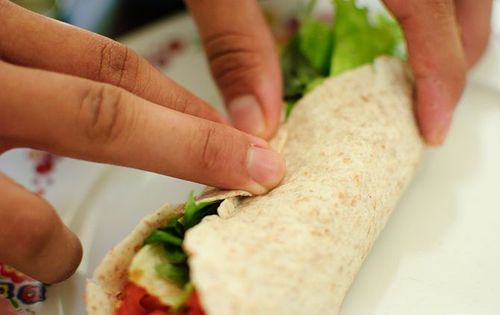Νόστιμο και γρήγορο σνακ - λαβάς κυλά με ψάρια