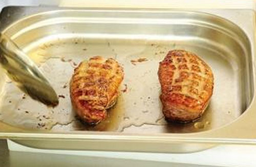 το βάζετε στο δίσκο ψησίματος 