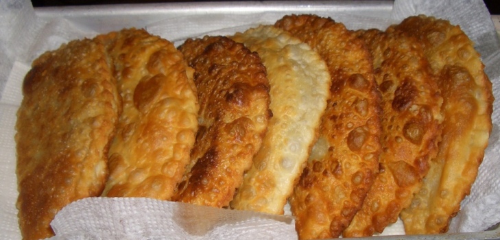 chebureks σε ένα πιάτο
