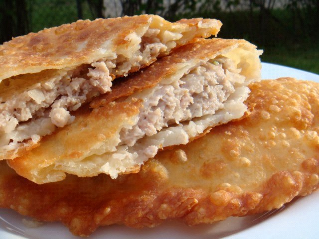 chebureks σε βραστό νερό