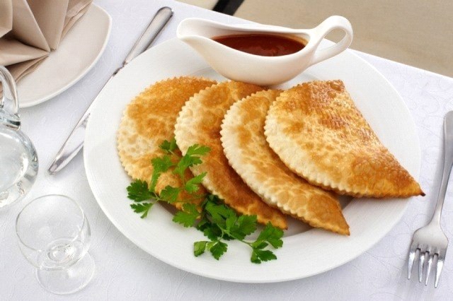 chebureks στο τραπέζι