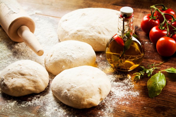 πολλή ζύμη πίτσας