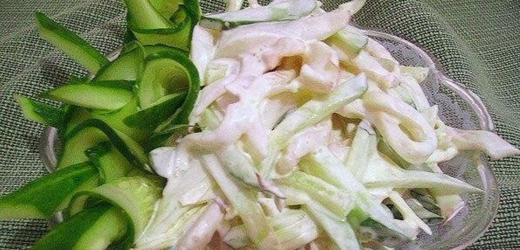 Απόλαυση διακοσμητικών τραπεζιών - σαλάτα καλαμάρι