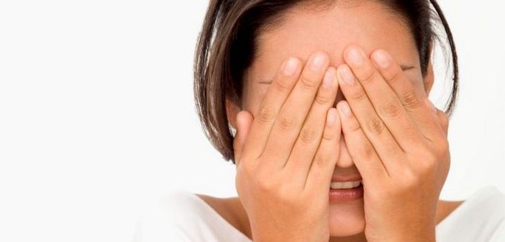 Μαύρες κουκίδες μπροστά στα μάτια σας: είναι επικίνδυνες;