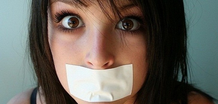 Απαλλαγούμε από τη μυρωδιά από το στόμα από τους εαυτούς μας